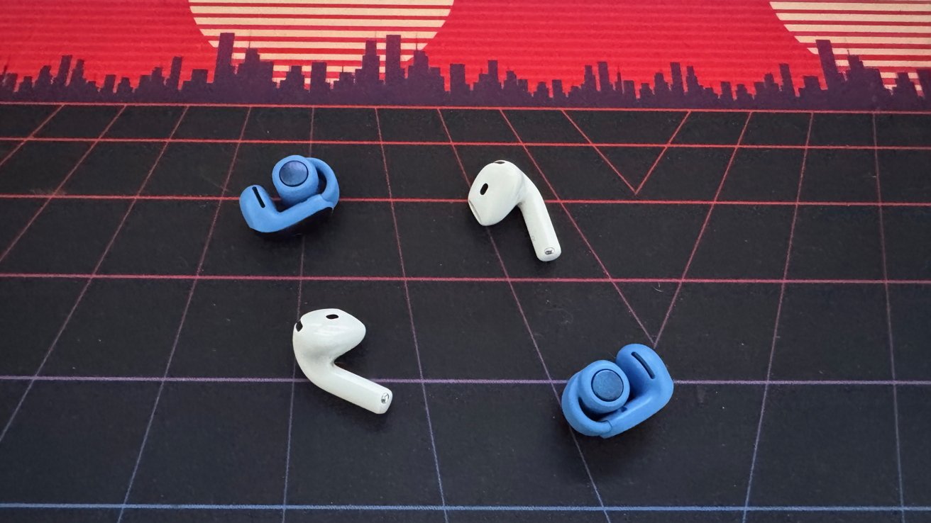 AirPods 4 fones de ouvido ao lado de fones de ouvido Bose Ultra Open em azul.