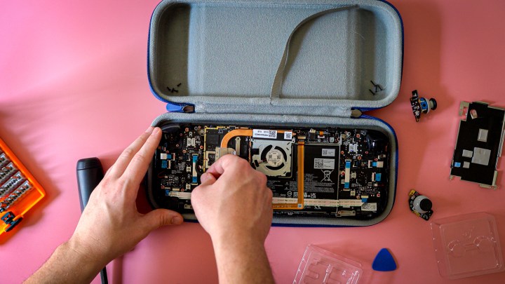 Alguém desinstalando joysticks do Steam Deck.