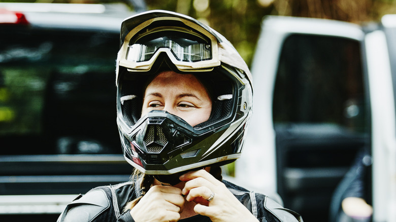 Uma pessoa que vestia um capacete de bicicleta suja.