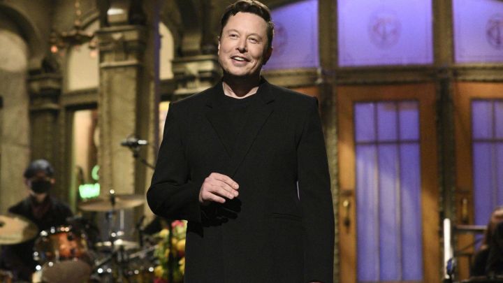 Elon Musk, dando seu monólogo no Saturday Night Live.