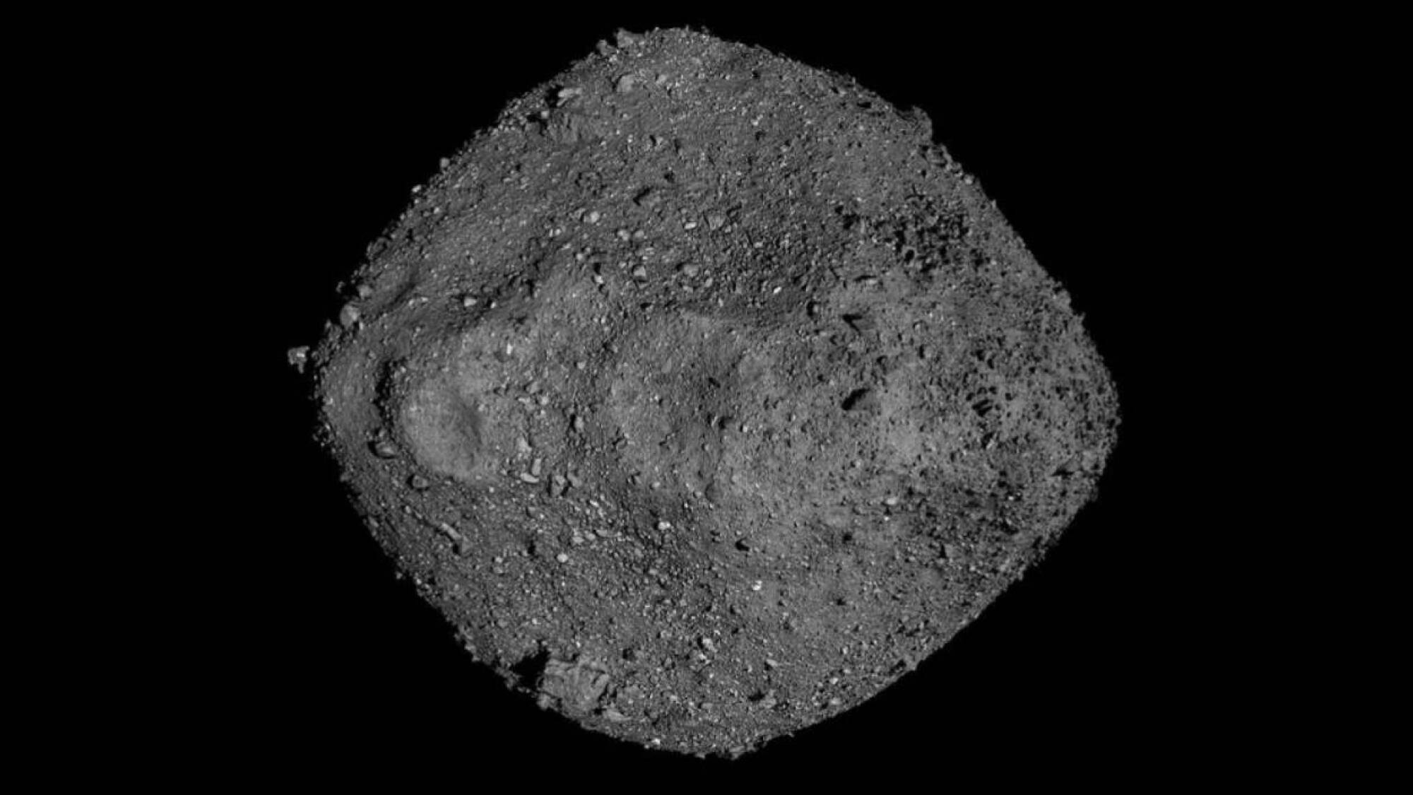 Uma imagem em mosaico completa do Asterroid Bennu no espaço