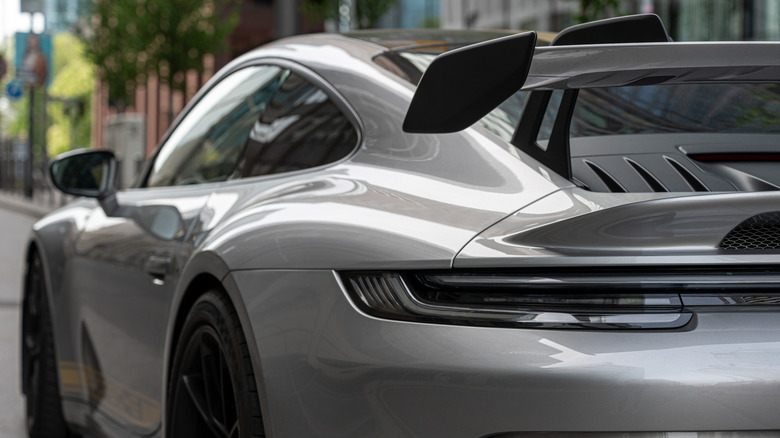 Porsche 992 GT3 estacionado, lado esquerdo traseiro visível