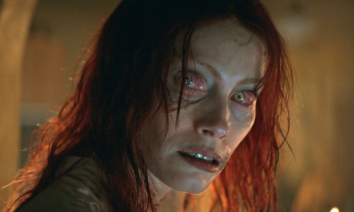 Alyssa Sutherland em "Ascensão do Mal Morto."