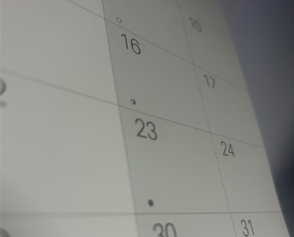 Um calendário mostrando as fases da lua.