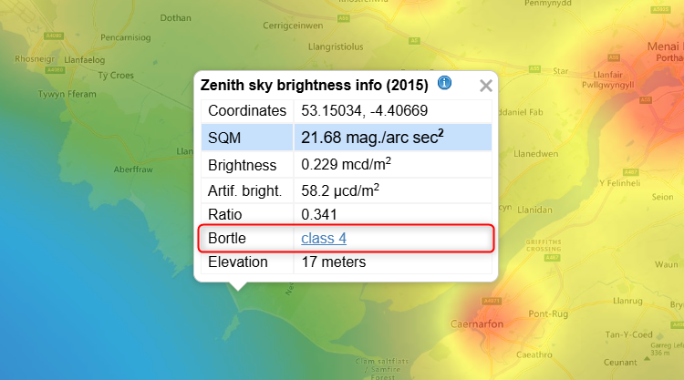 A pontuação da classe Bortle no LightpollutionMap.info para um local em North Wales é exibida.