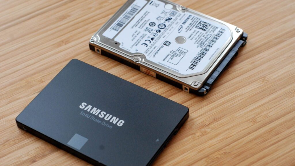 Um SSD próximo a um pequeno disco rígido mecânico. 