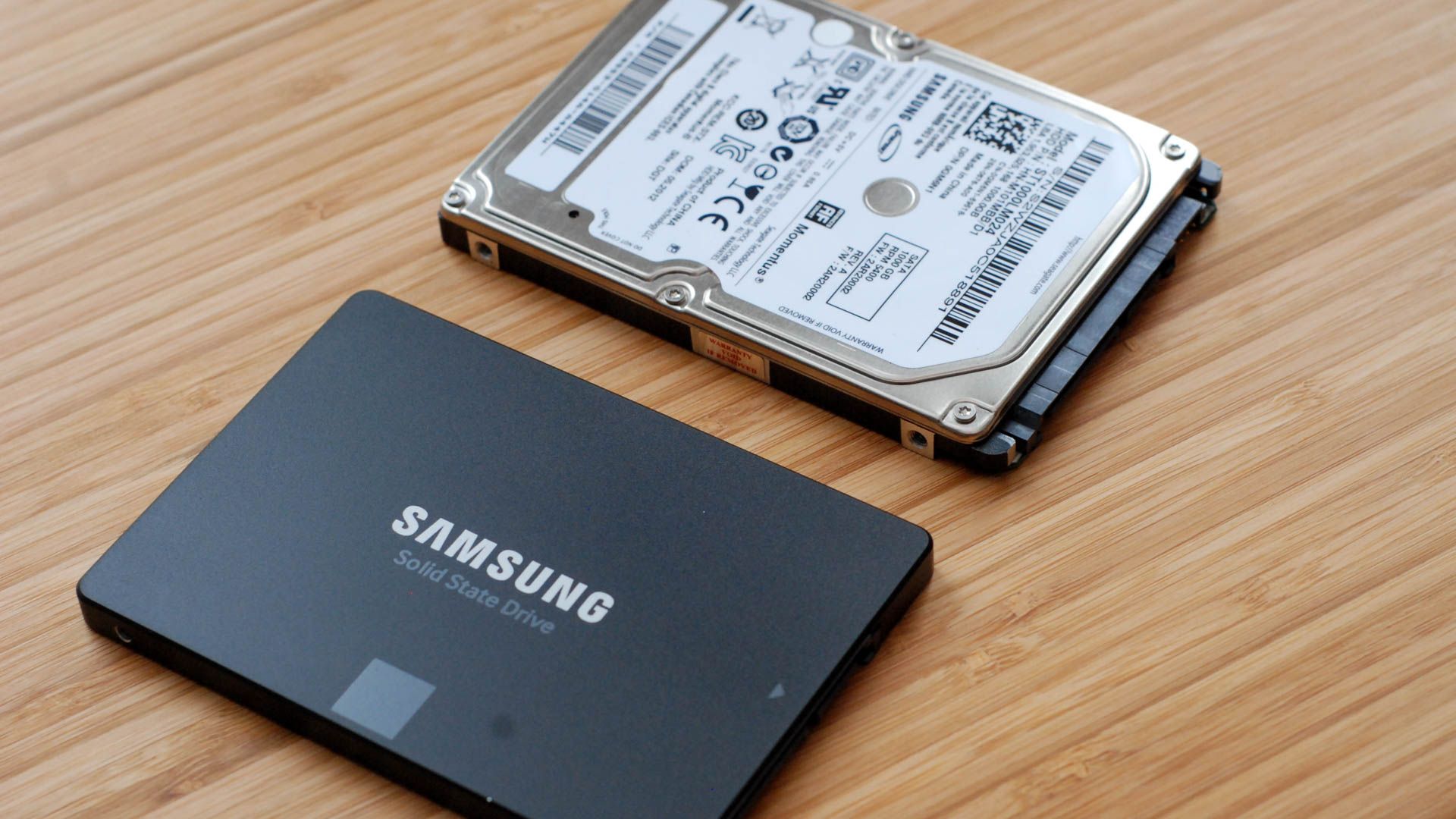 Um SSD próximo a um pequeno disco rígido mecânico.