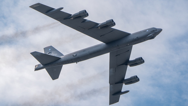 Vista inferior de um B-52 Stratofortress em vôo