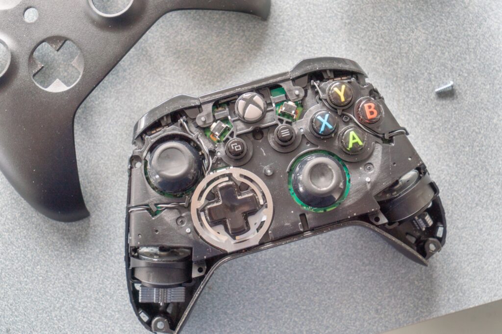 Controlador Xbox One com o painel frontal removido.