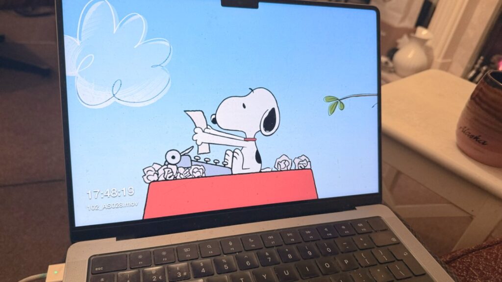 Como obter protetores de tela do Apple TV Snoopy em seu Mac
