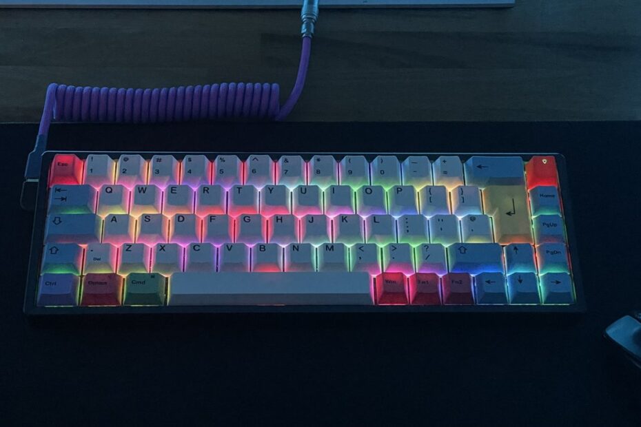 Teclado Keychron com teclas brancas e coloridas.