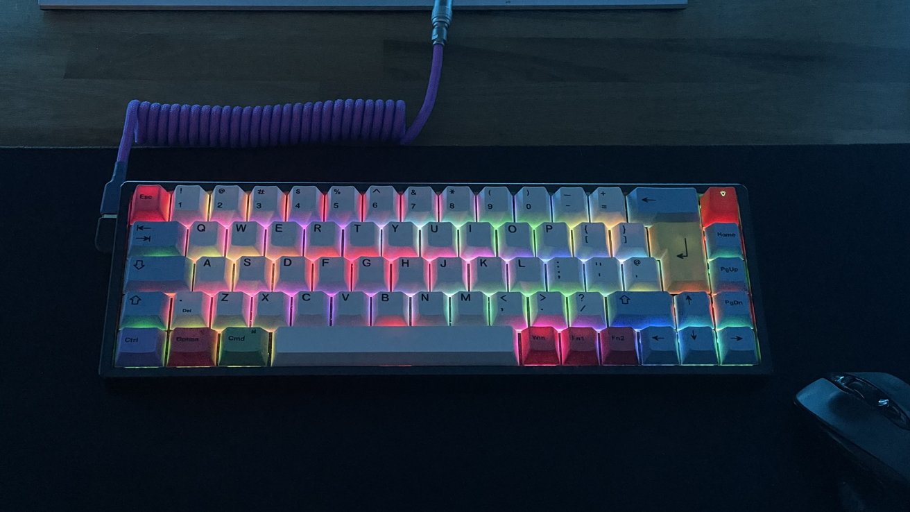 Teclado Keychron com teclas brancas e coloridas.