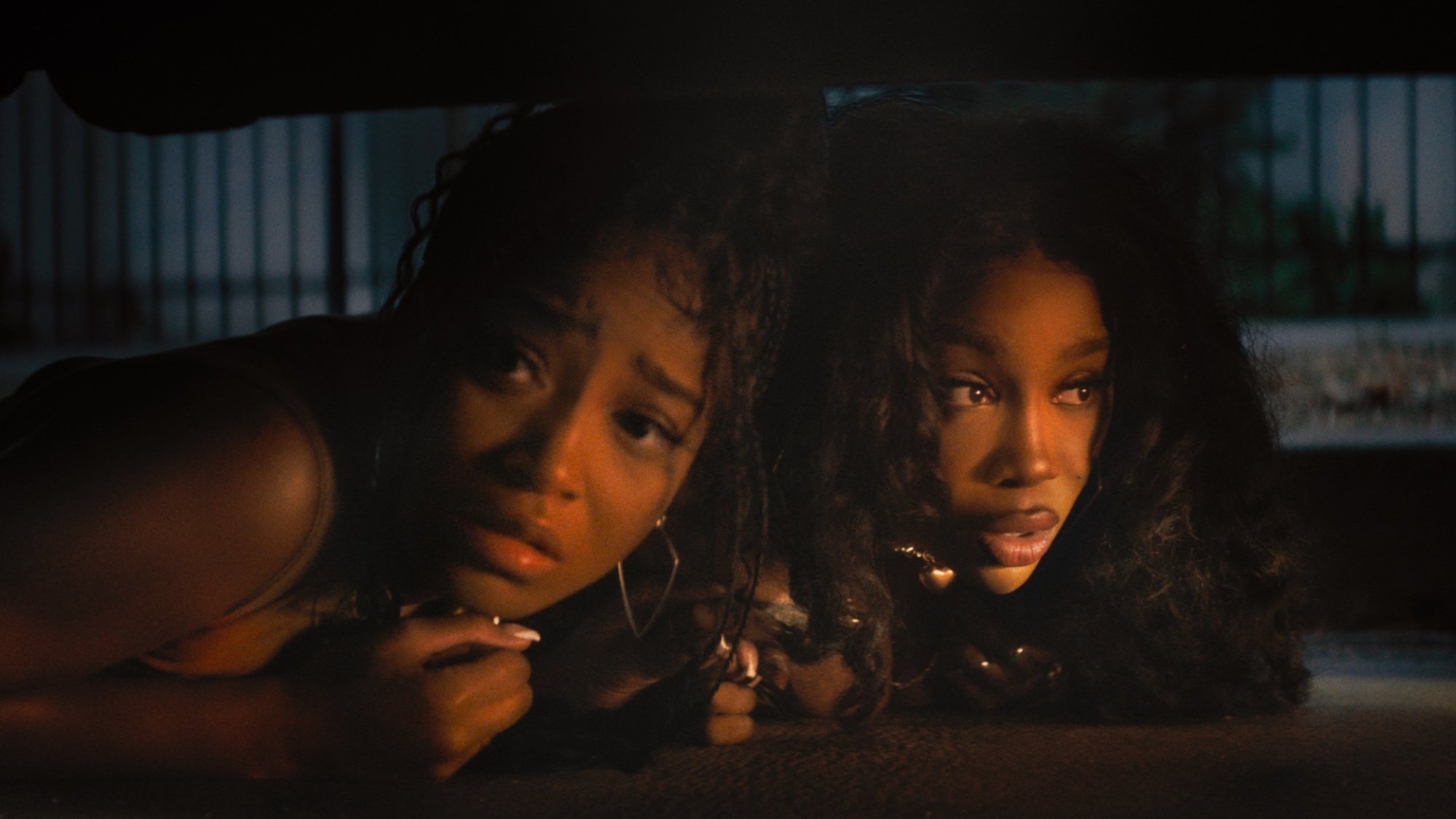 SZA e Keke Palmer se escondem no escuro em 