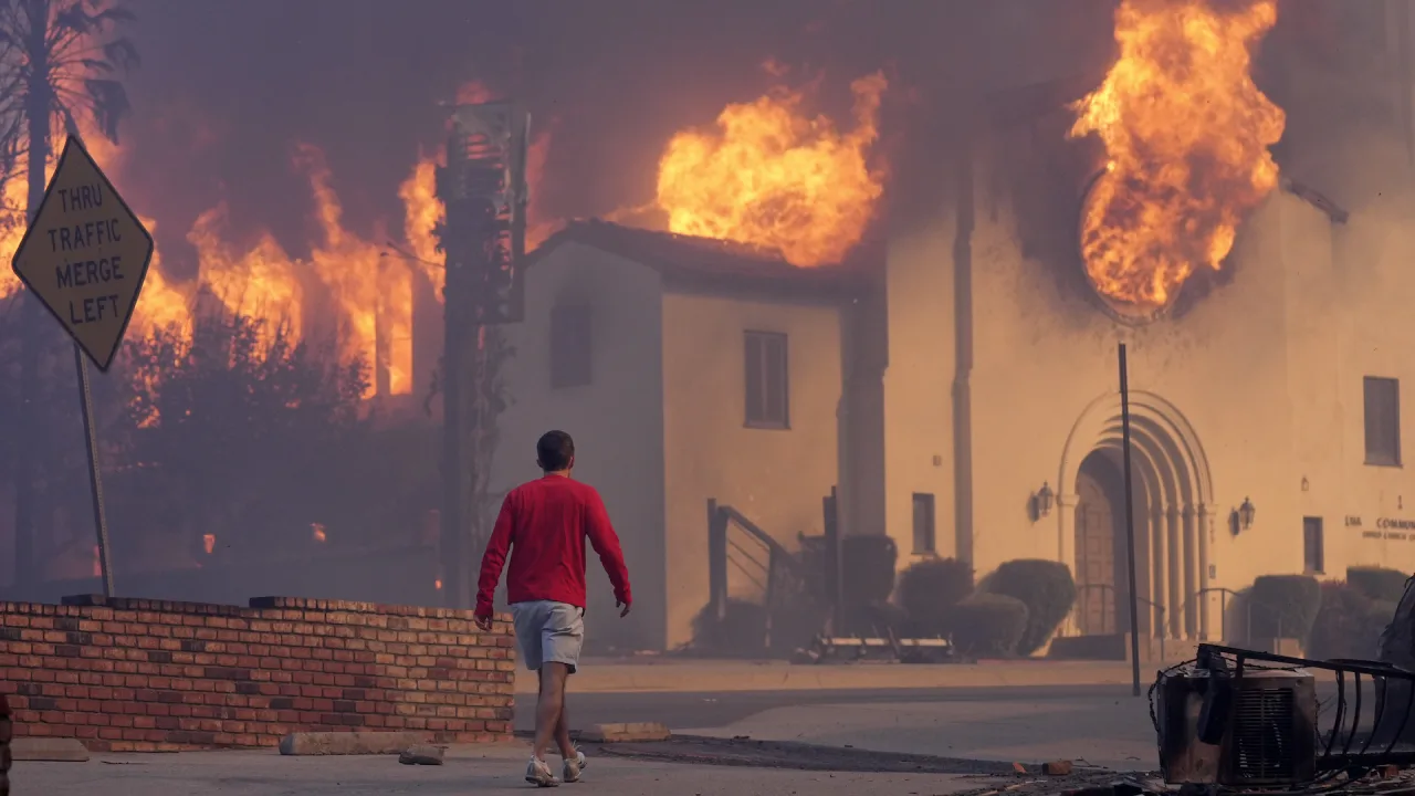 Milhares fogem enquanto incêndios florestais em Los Angeles destroem casas