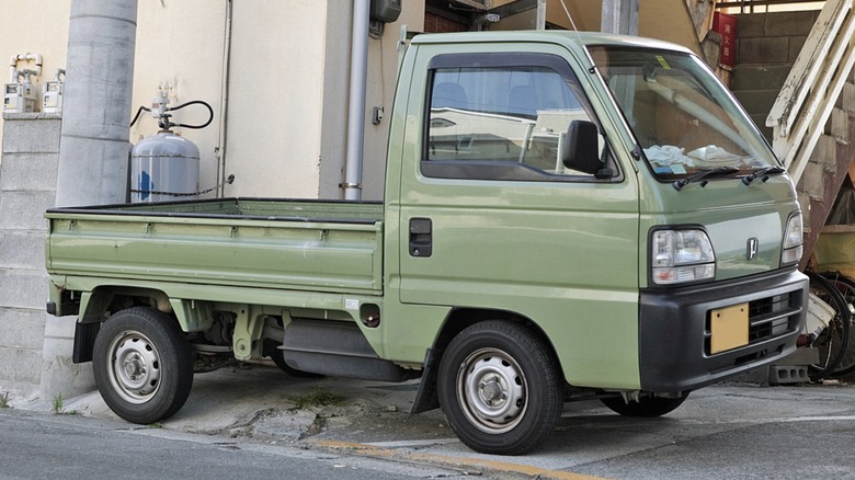 Um mini caminhão Honda Acty de segunda geração na cor verde