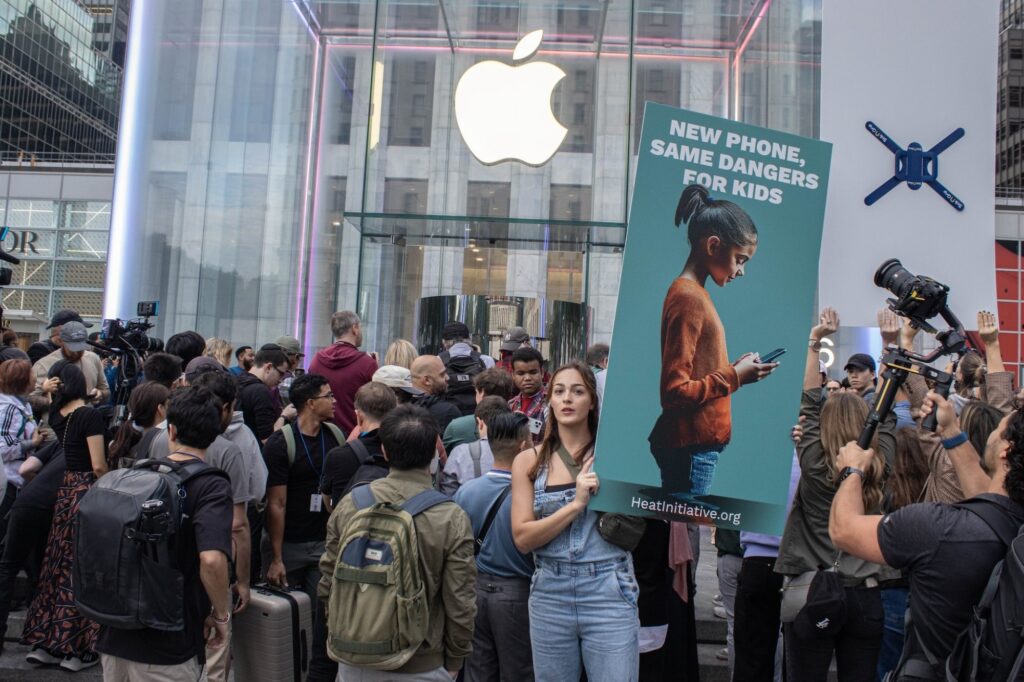 Lennon Torres protestando contra uma loja da Apple para a iniciativa de calor.