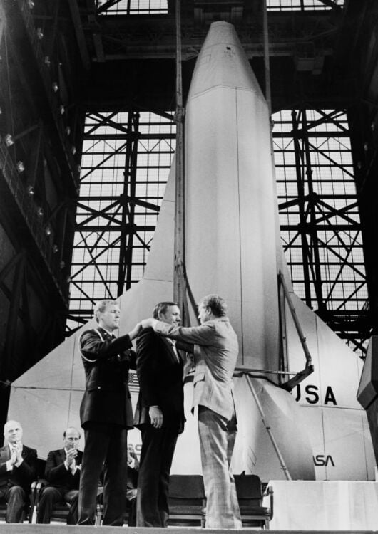 Presidente Jimmy Carter colocando a Medalha Espacial do Congresso no pescoço do astronauta da NASA Neil Armstrong