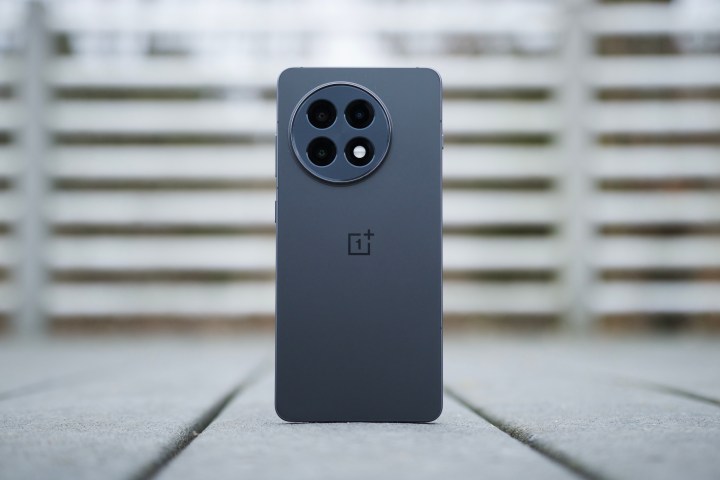 O OnePlus 13R em pé, mostrando a parte traseira do telefone.