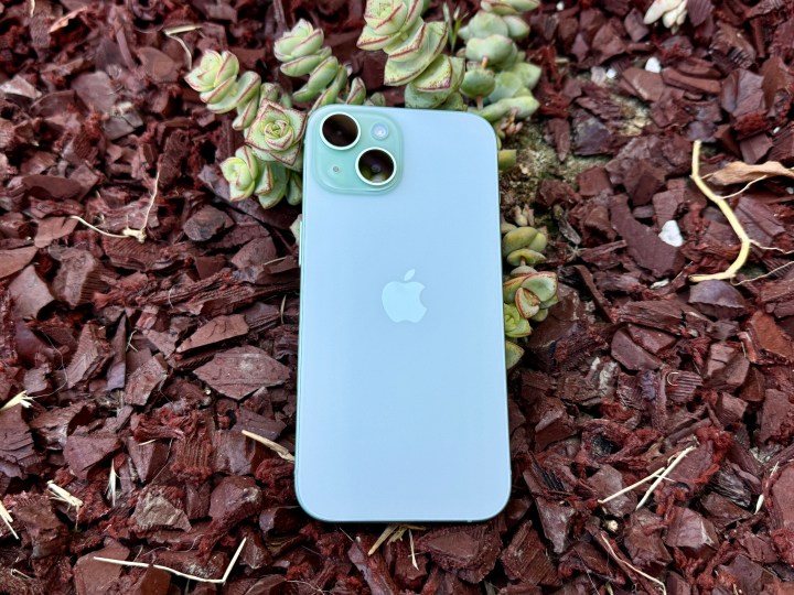 iPhone 15 verde.