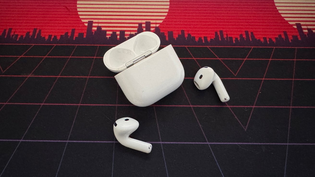 AirPods 4 colocado em uma mesa.