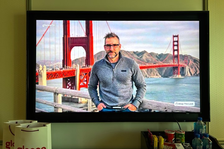 Uma imagem de Simon Cohen gerada por IA em uma tela da GlanceTV.