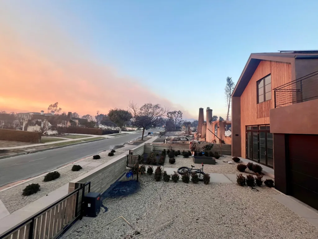 Por que essas casas sobreviveram aos incêndios em Los Angeles
