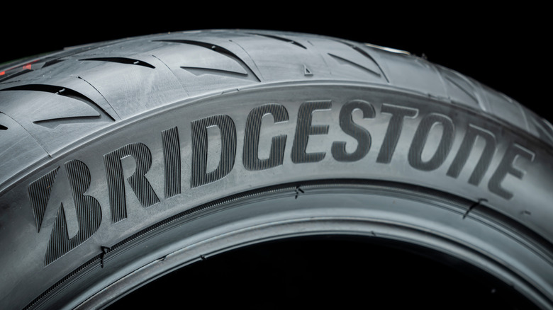 Close do logotipo da Bridgestone no pneu