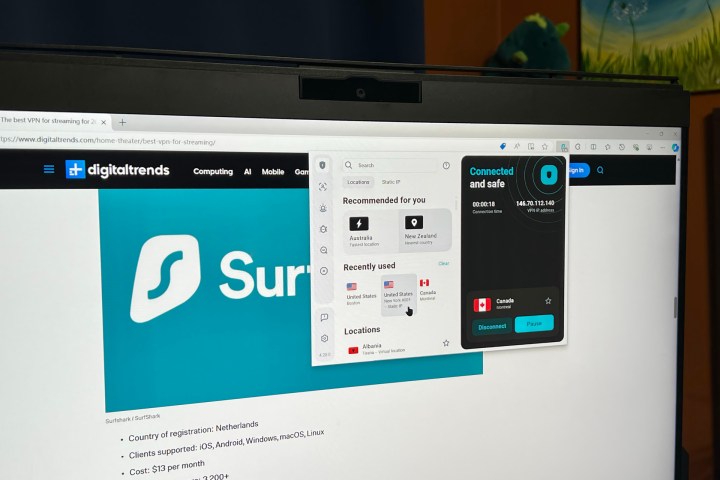 A extensão Surfshark está sendo executada no navegador Edge em um monitor de PC.