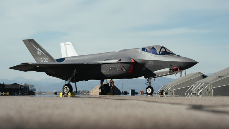 Um caça F-35 Lightning na pista