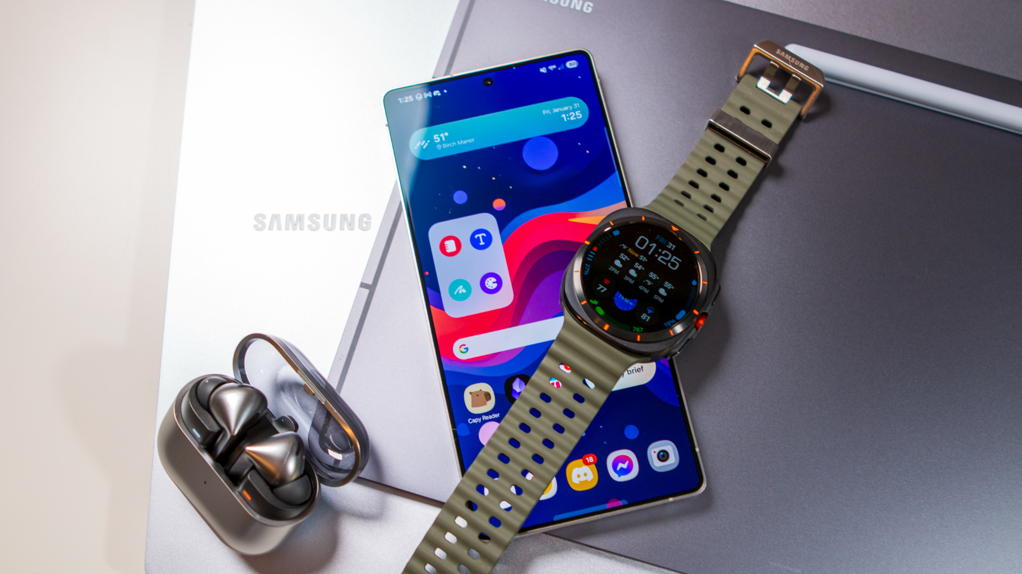 Samsung Ecosystem de dispositivos, incluindo o Galaxy S25 Ultra, Galaxy Watch Ultra, Buds 3 Pro, Laptop Samsung e Tab S10 Ultra