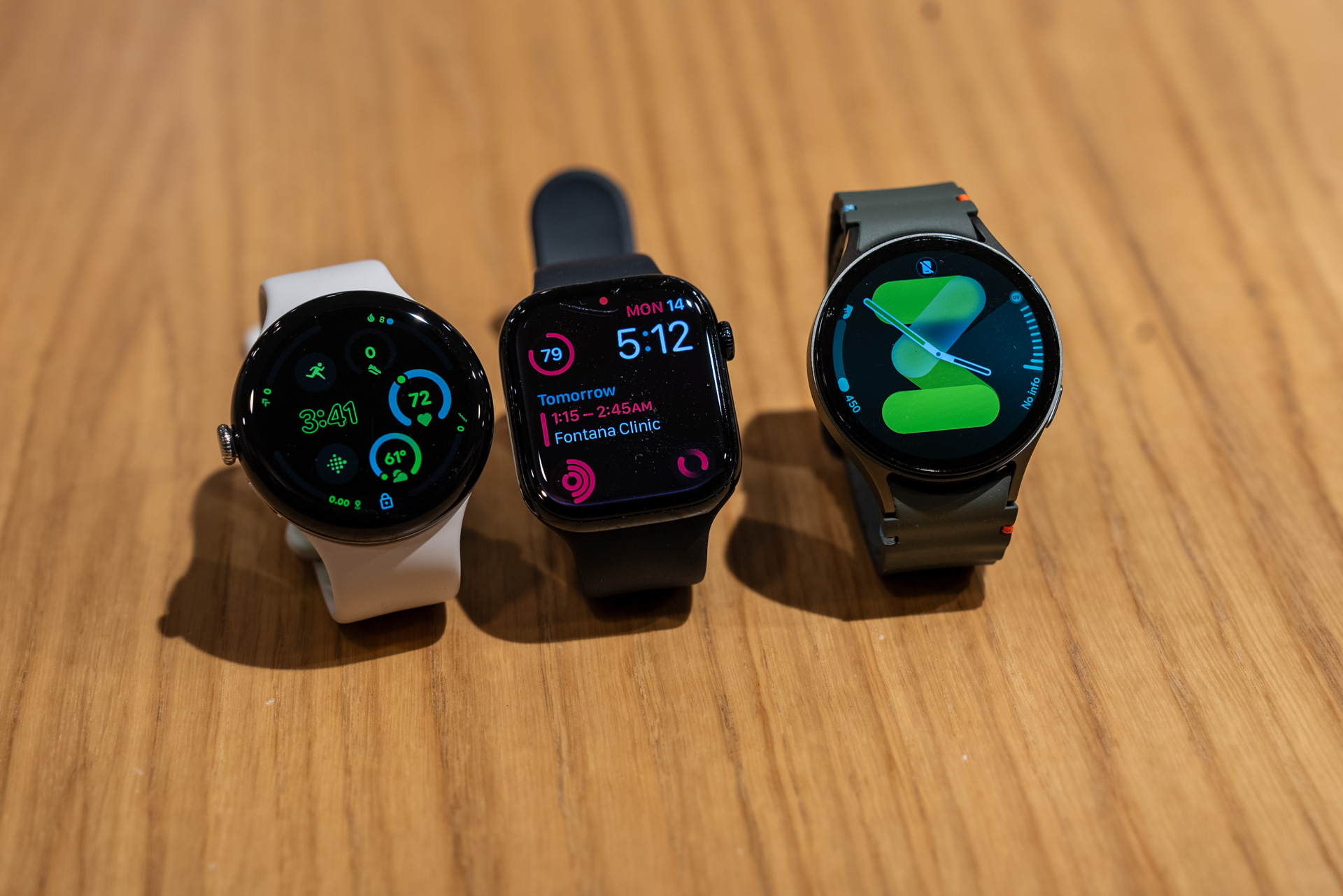 O Pixel Watch 3, Apple Watch Series 10 e Galaxy Watch 7 próximos um do outro.