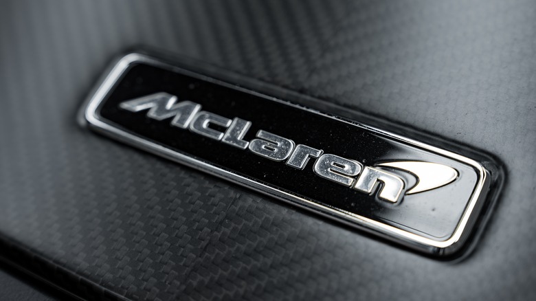 Logotipo moderno da McLaren em um carro