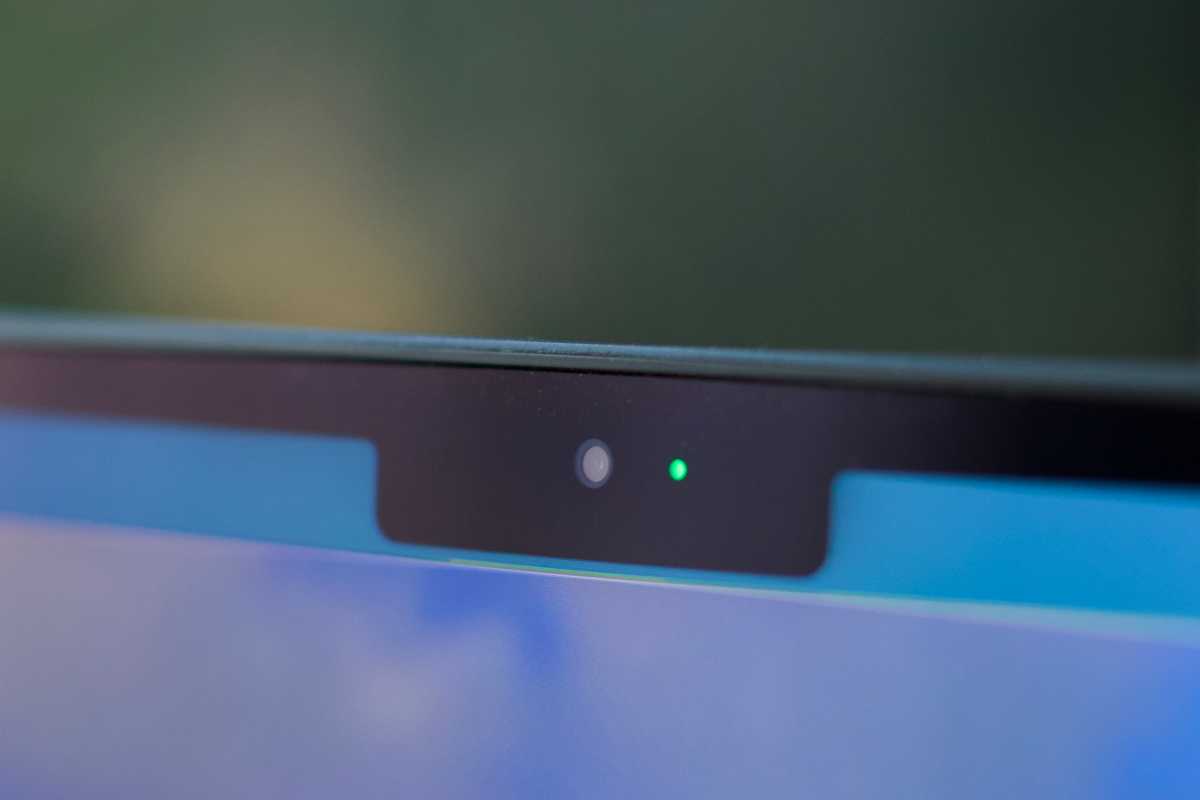 Por que estou mudando do MacBook Air para o Pro - mas não até o próximo ano MacBook mostrando a câmera FaceTime em uso com luz verde